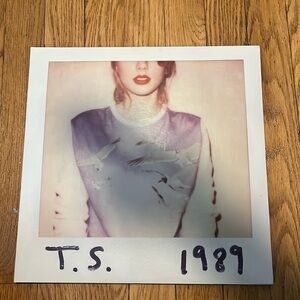 TAYLOR SWIFT “1989” VYNL RECORD- LIKE NEW CONDITION